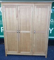 [HF19193] OAK TRIPLE WARDROBE WITH SHELVES