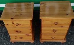 [HF19218] Pair of pine bedsides chests