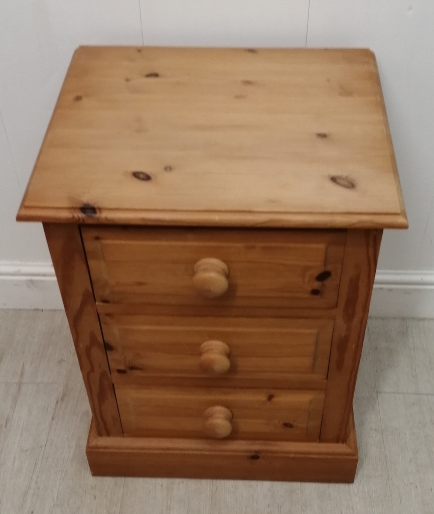 QUALITY SOLID PINE THREE DRAWER BEDSIDE CHEST
