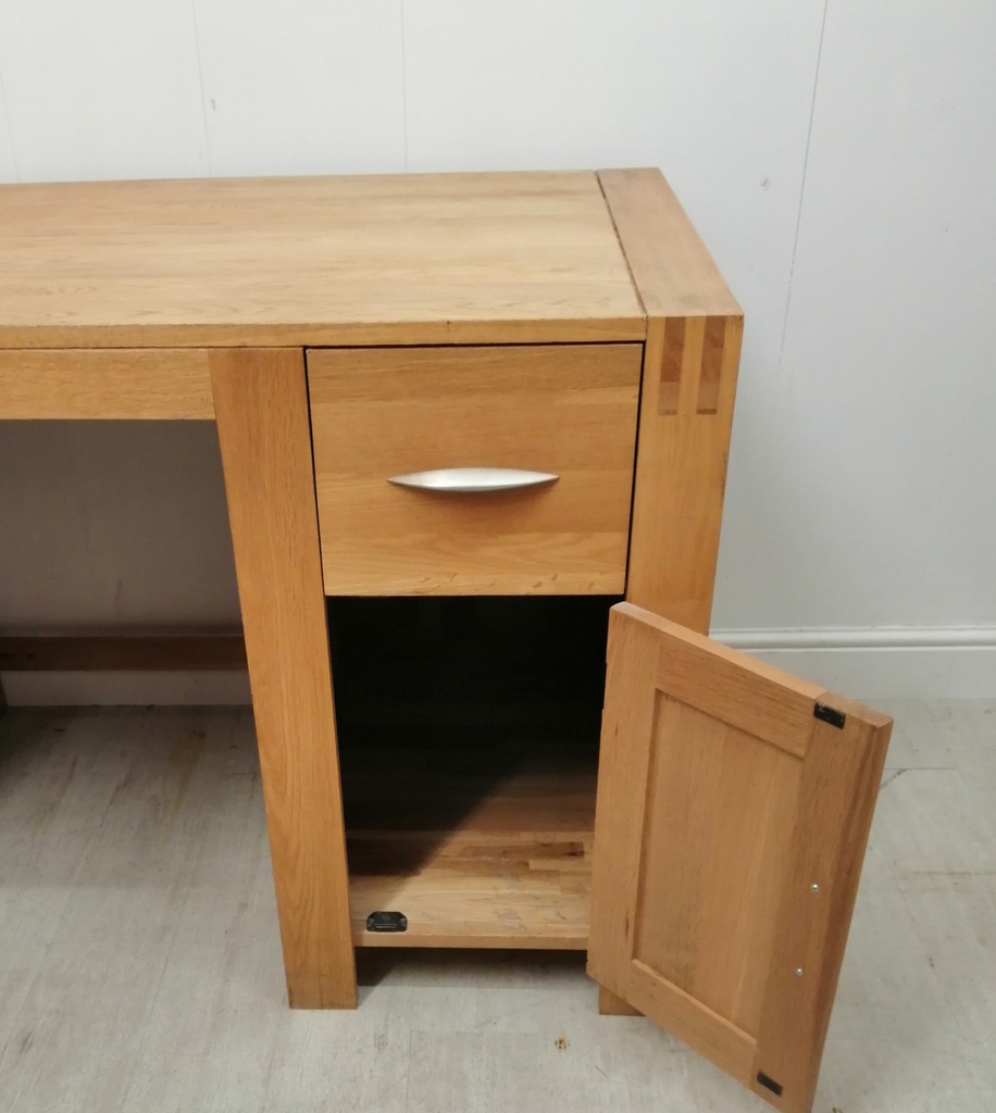 lovely chunky oak desk