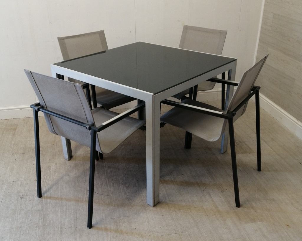 GREAT GARDEN TABLE AND 4 CHAIRS