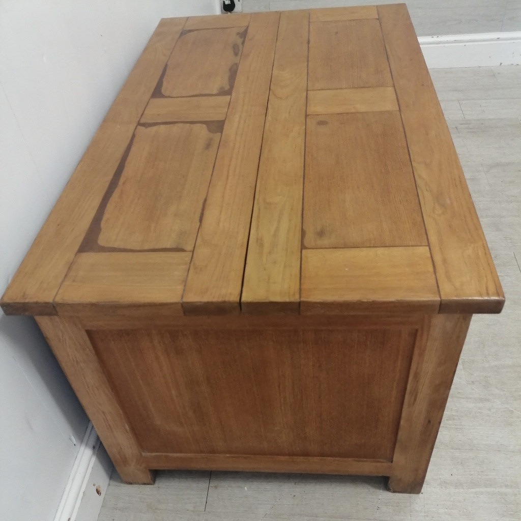lovely ten drawer oak veener coffee table