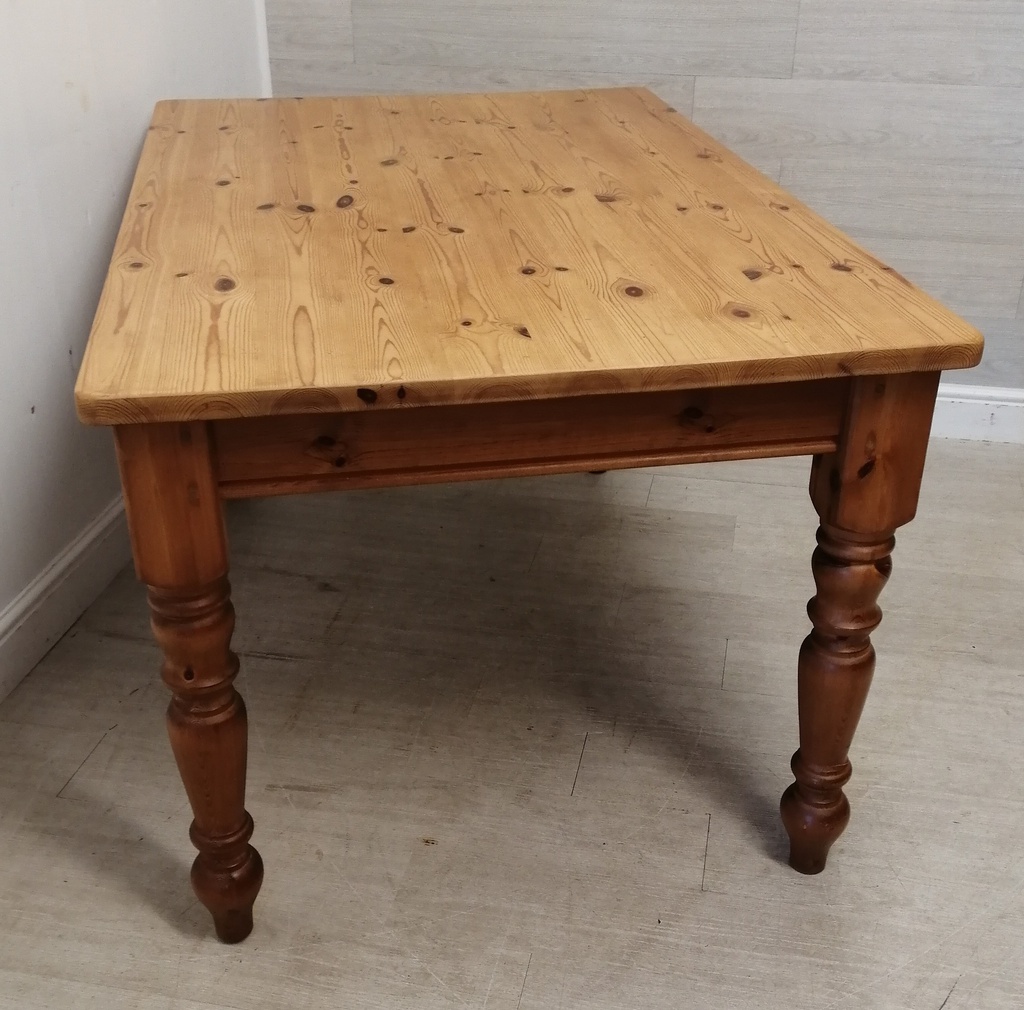 ovely solid pine dining table