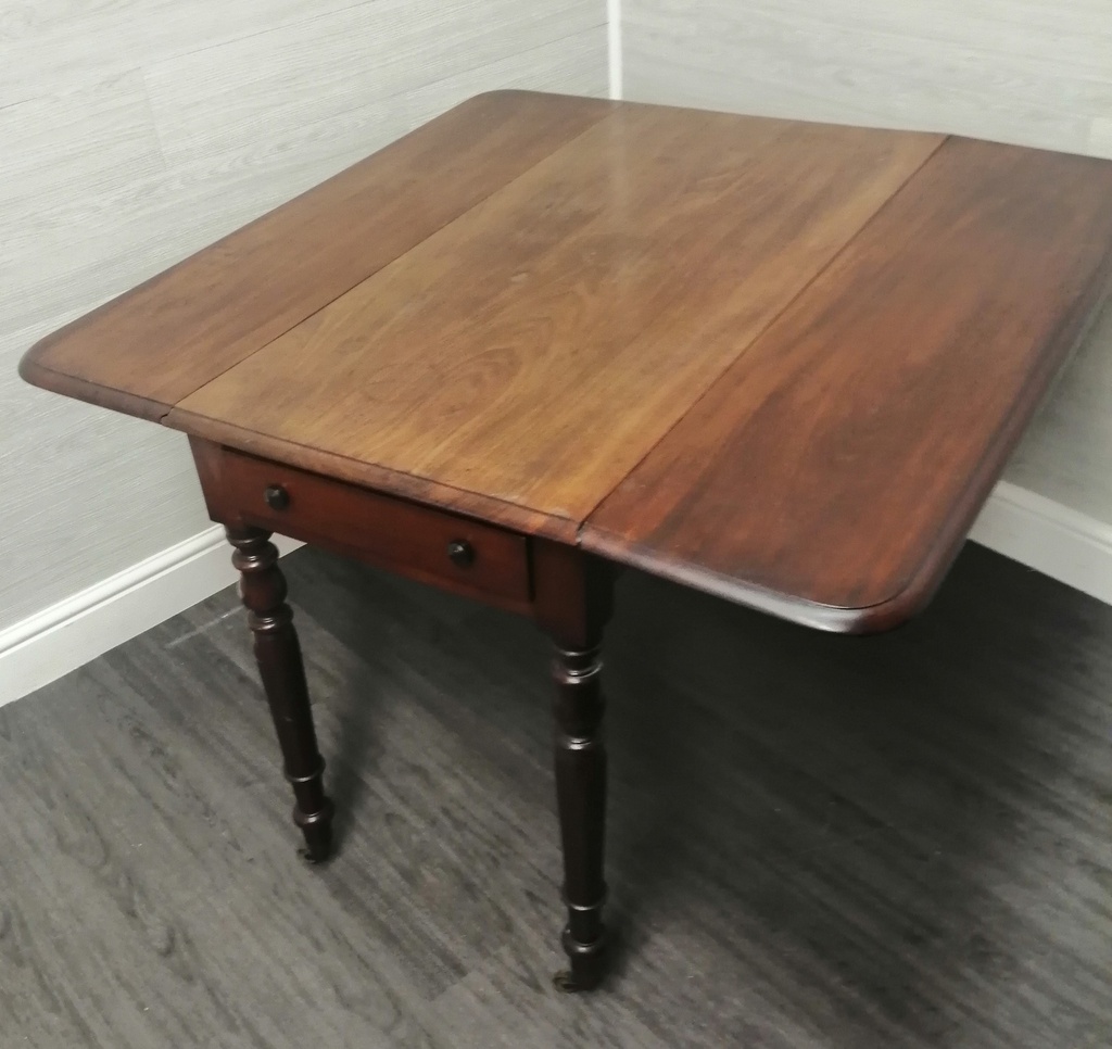 Antique Mahogany  Pembroke/dropleaf Table.