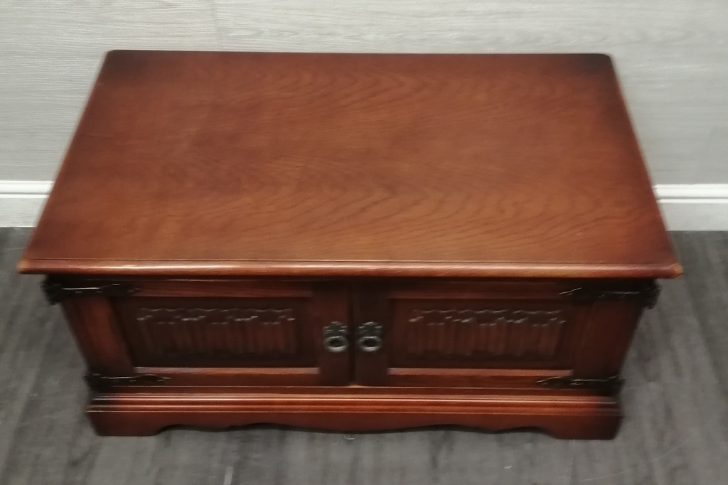 Quality Oak Old Charm tv stand