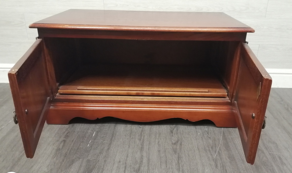 Quality Oak Old Charm tv stand