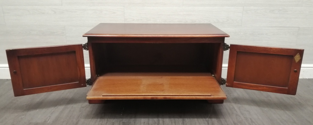 Quality Oak Old Charm tv stand