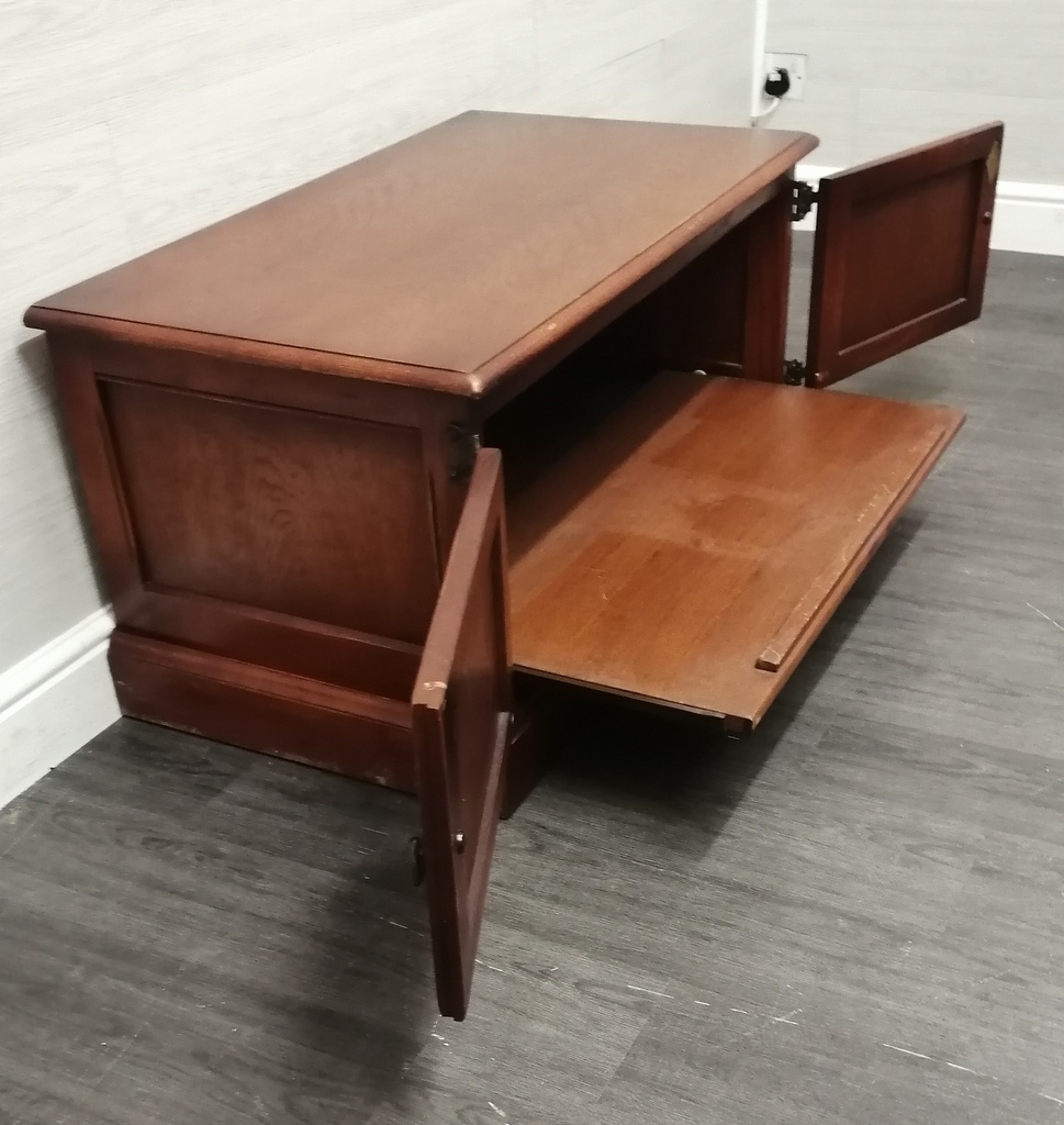 Quality Oak Old Charm tv stand