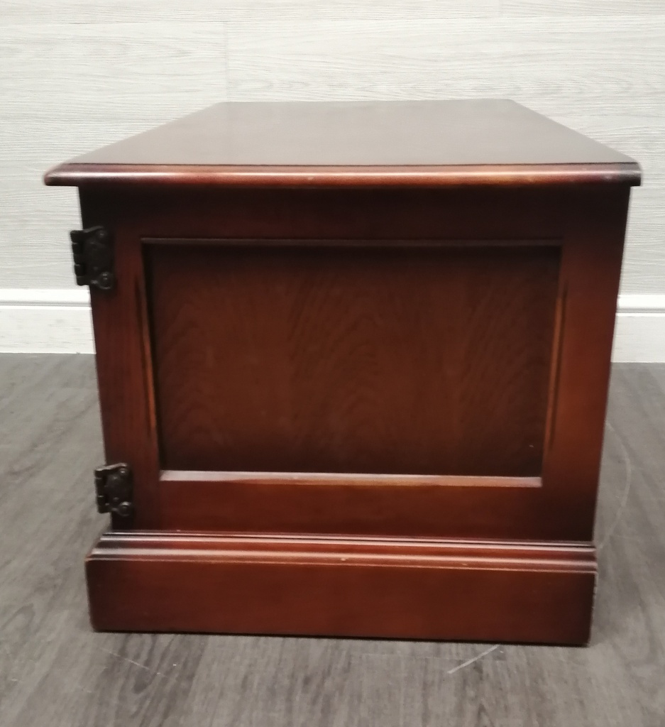 Quality Oak Old Charm tv stand