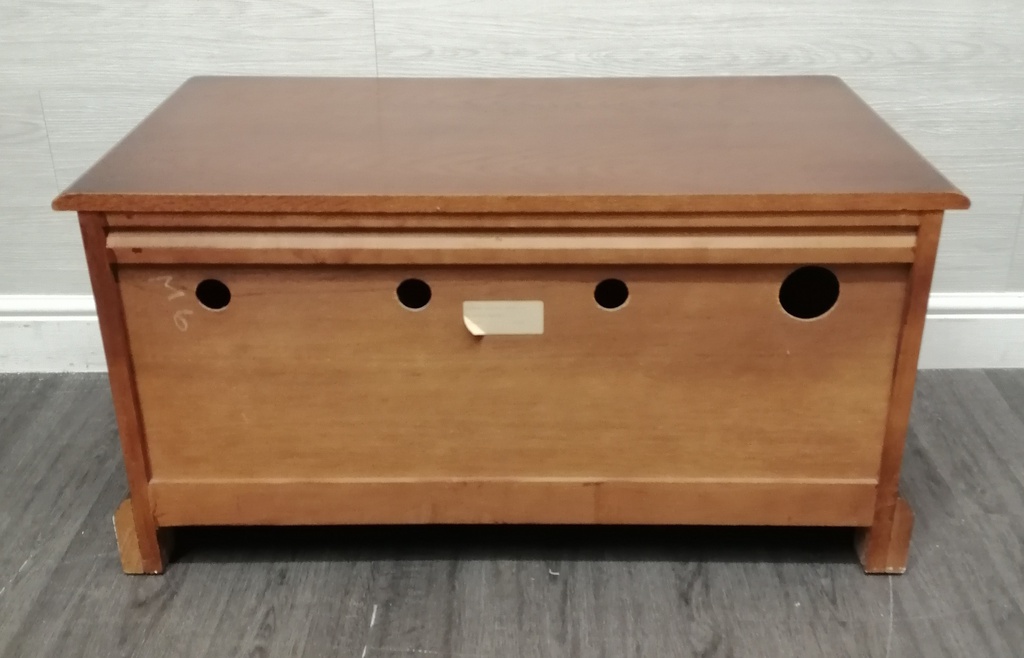 Quality Oak Old Charm tv stand