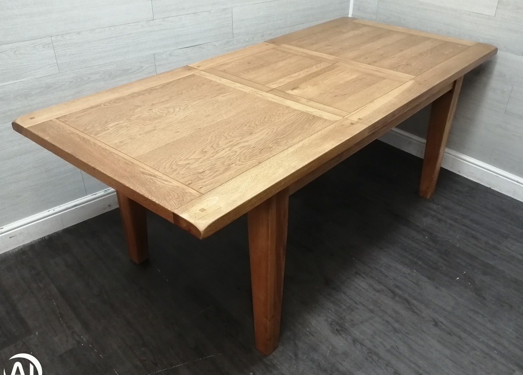 quality OAK EXTENDING DINING TABLE