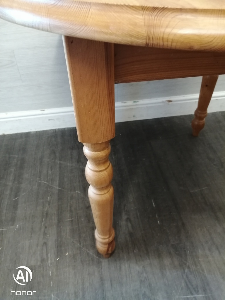 Solid pine neat 3ft round dining table