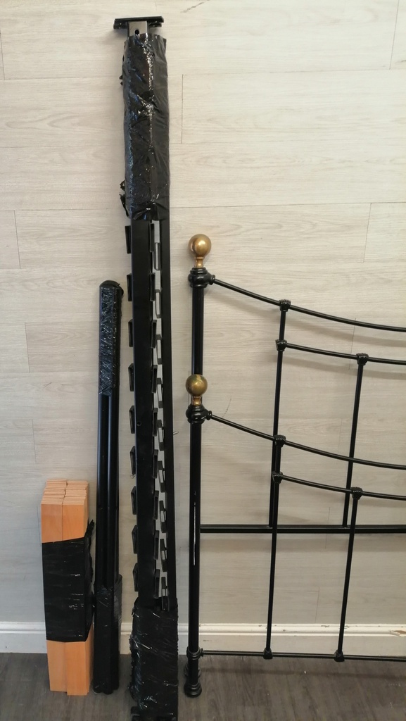 4FT 6&quot; VICTORIAN STYLE BLACK BEDFRAME