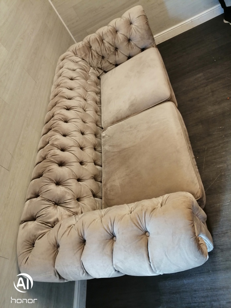 Stunning Large Button Back Chesterfield Style Sofa