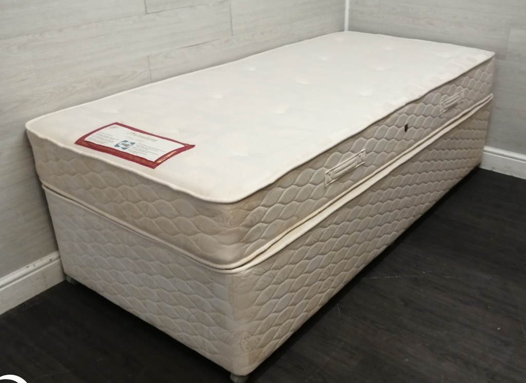 3ft Single Sealy mattress and diven set