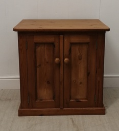 [HF12851] small solid pine  tv/ cupboard