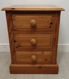 [HF14556] QUALITY SOLID PINE THREE DRAWER BEDSIDE CHEST