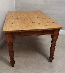[HF15048] Lovely solid pine dining table